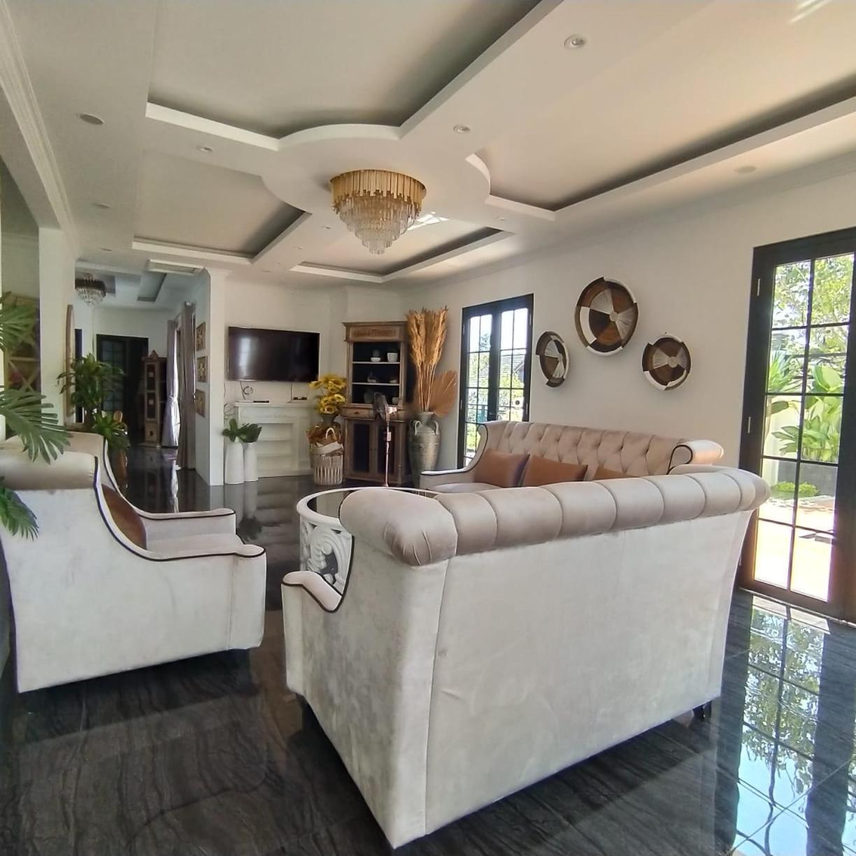 Villa Kota Bunga Malini 7 Cinengangirang Extérieur photo